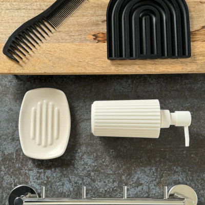 WIELOKROTNE HAKI ŁAZIENKOWE ZE STALI NIERDZEWNEJ – GDY ELEGANCJA SPOTYKA FUNKCJONALNOŚĆ